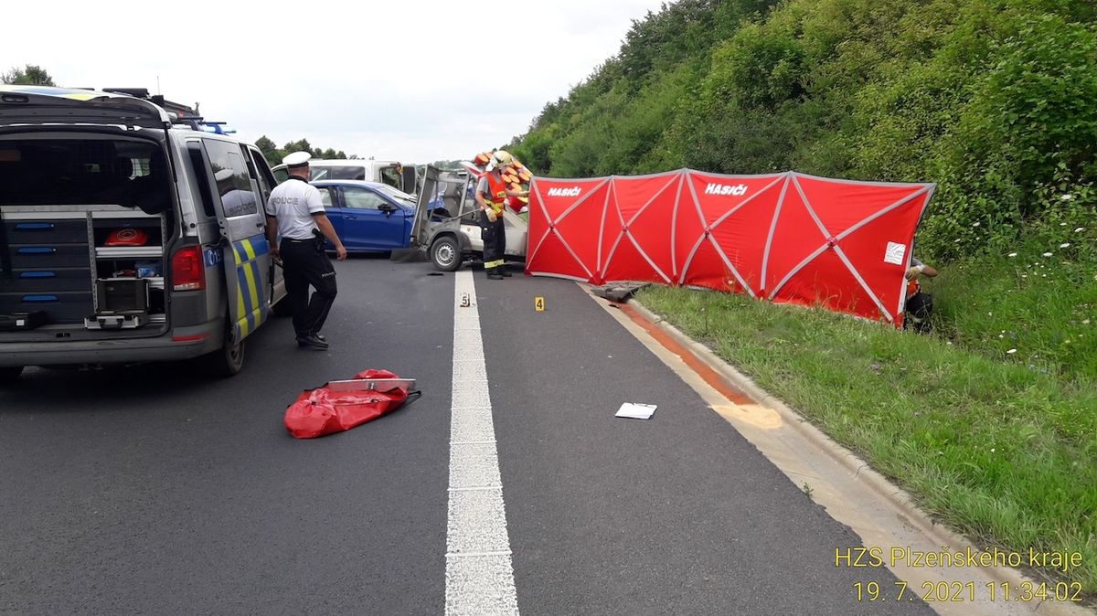Řidička narazila do auta silničářů na Plzeňsku, jeden zemřel